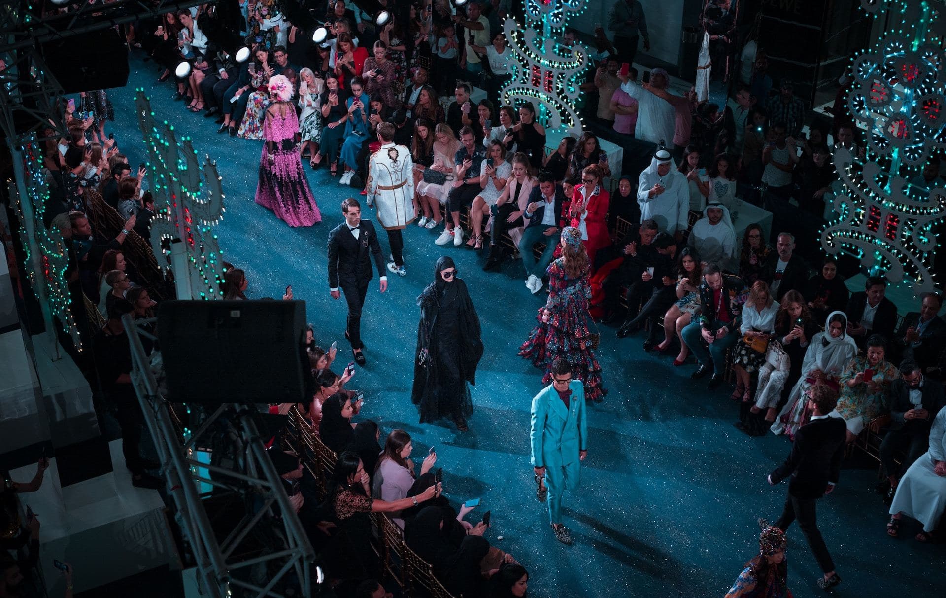 Dalla passerella alla pista: le divise più belle del personale di volo